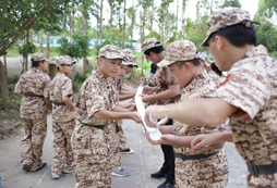 參加廣西桂平兒童軍訓(xùn)夏令營(yíng)體驗(yàn)真槍實(shí)彈!
