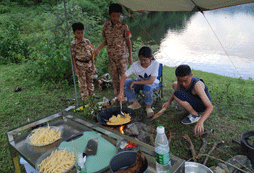 學員1相互合作做午飯