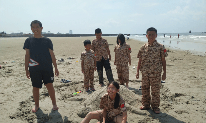 沙灘玩堆沙子游戲