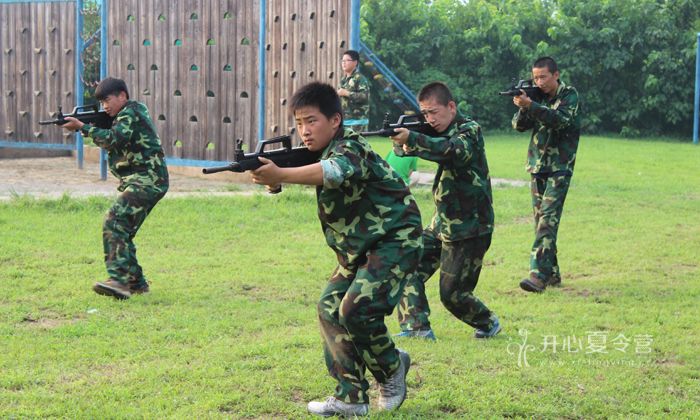 參加迷彩少年軍事夏令營培養(yǎng)孩子堅(jiān)韌的意志