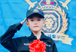 向教官敬禮