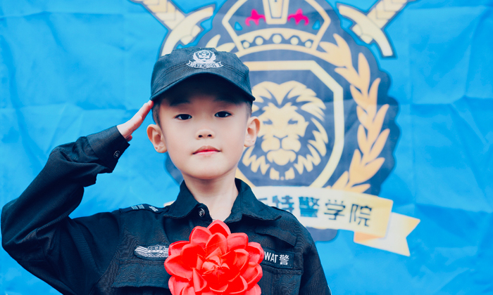 向教官敬禮