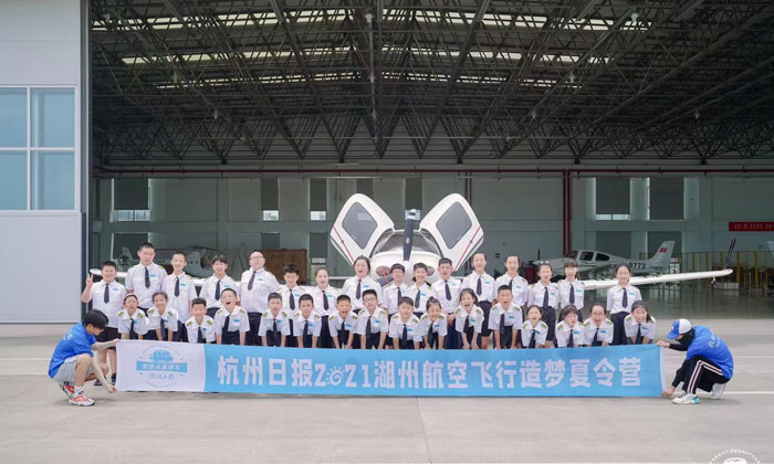 身后是飛機(jī)