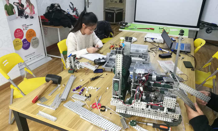 米粒機(jī)器人讓青少年占據(jù)多學(xué)科理論知識