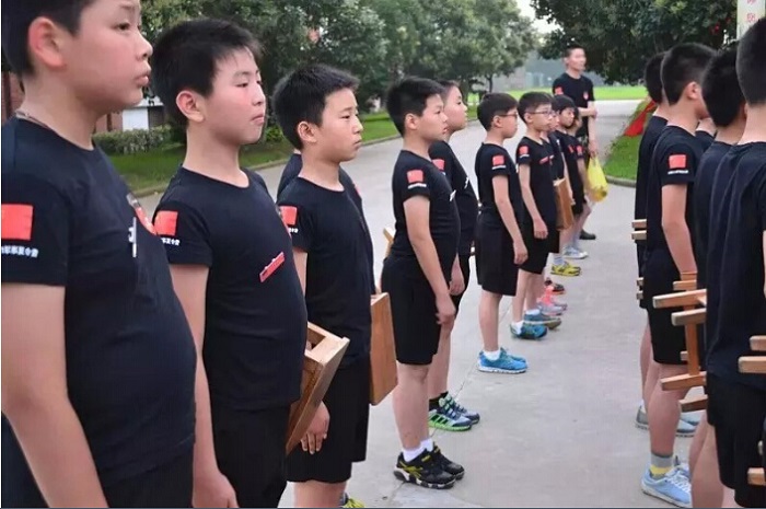 南昌軍事夏令營(yíng)有效的改善孩子不良習(xí)慣
