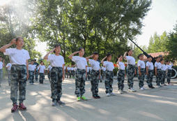 參加南昌青少年軍事夏令營培養(yǎng)孩子吃苦耐勞