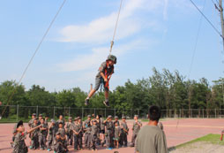 南京軍事夏令營分享野外生存技巧睡袋使用