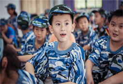 年齡小的孩子應(yīng)該參加南京哪個(gè)夏令營(yíng)？