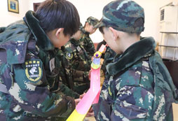 參加寧波軍訓(xùn)夏令營(yíng)讓孩子充滿自信！
