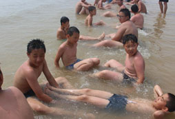 在海邊仰臥起坐