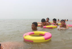 海中游泳