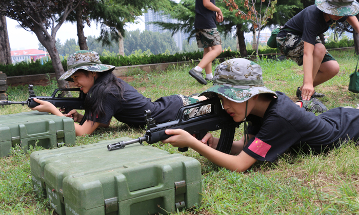 匍匐射擊訓(xùn)練