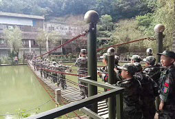 一起過吊橋