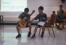 兩人合作表演