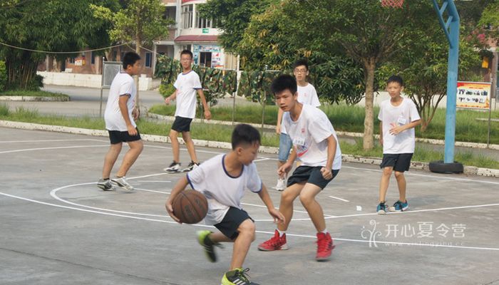 軍事夏令營加強營員們的身體素質