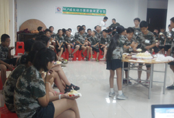 軍事夏令營(yíng)中無(wú)窮無(wú)盡的快樂(lè)