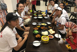 孩子參加文化夏令營(yíng)學(xué)習(xí)國(guó)學(xué)懂感恩,孝順父母!