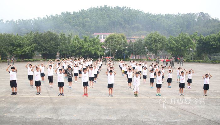 來(lái)軍事夏令營(yíng)鍛煉自己的素質(zhì)