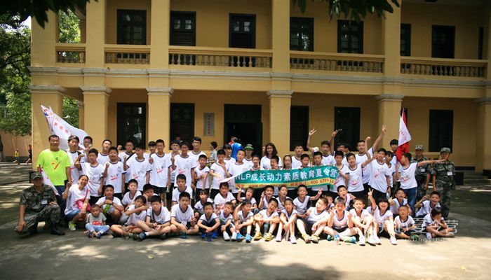 在暑假軍事夏令營(yíng)中成長(zhǎng)