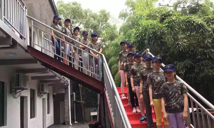千秋業(yè)夏令營讓孩子走進(jìn)貧困山區(qū)