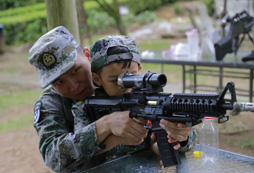 教練指導射擊
