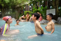 在水里交流