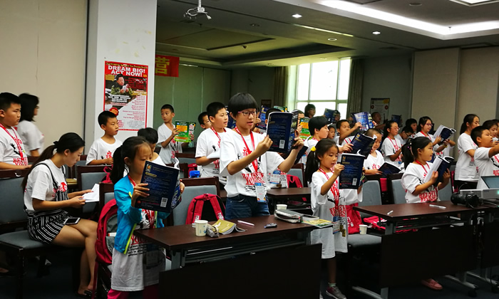 李陽瘋狂英語夏令營解決孩子發(fā)音問題