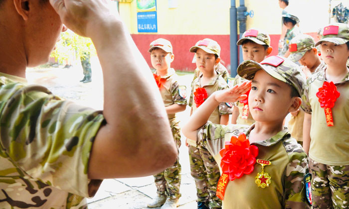 萌童走天下軍事夏令營(yíng)