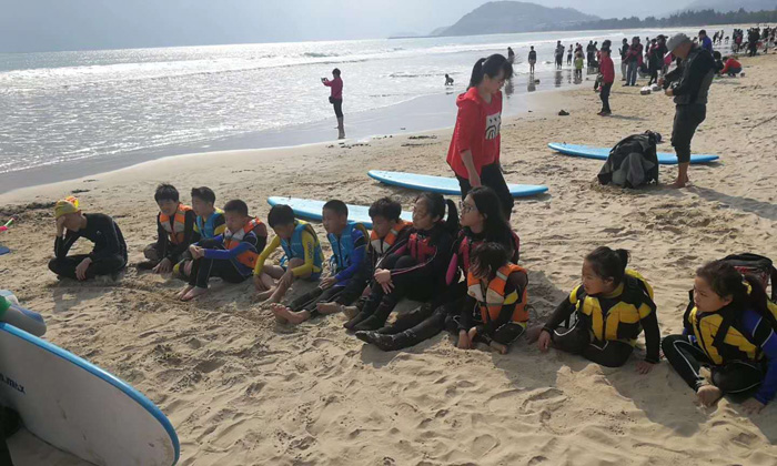 夏天這么熱不如讓孩子去沖浪