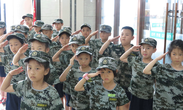 爸爸課堂習(xí)慣軍事夏令營(yíng)