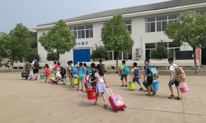 戰(zhàn)狼集結(jié)號夏令營提升孩子生存能力