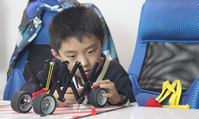 認(rèn)真制作科技的少年