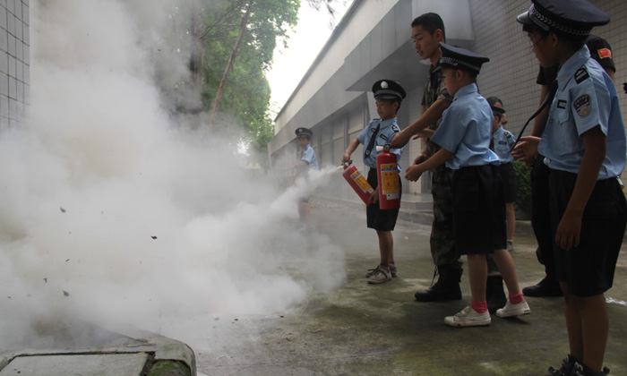 廣州青少年警訓(xùn)夏令營(yíng)