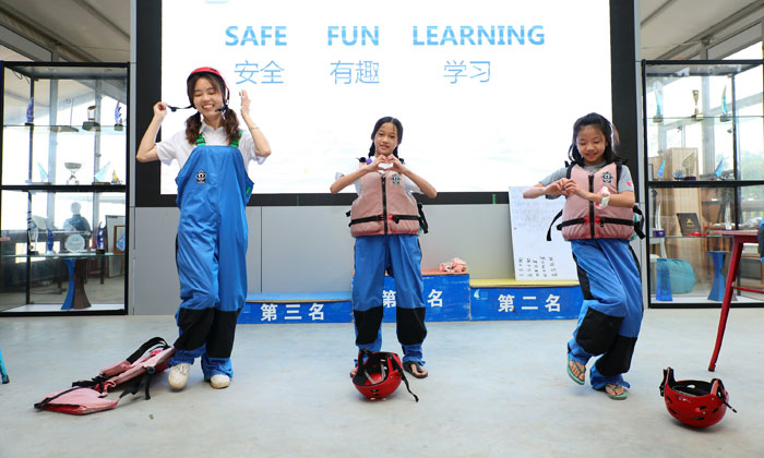 老師與學(xué)生一起在臺(tái)上表演.jpg
