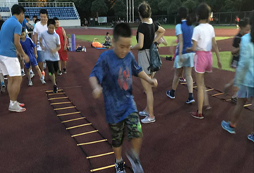 參加上海拼搏體育夏令營(yíng)學(xué)習(xí)足球技能