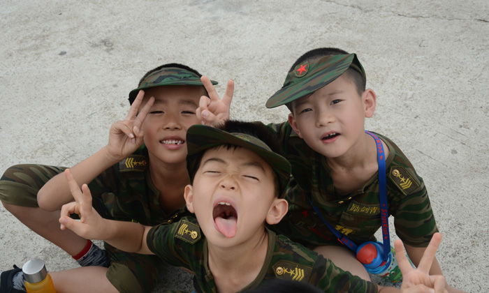 家長(zhǎng)們?yōu)槭裁茨敲粗幸馀钊R軍旅夏令營(yíng)呢？.jpg