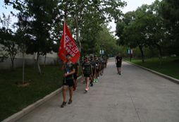 <s>青島青少年夏令營，感受嚴(yán)肅的軍營生活</s>