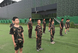 青島軍事夏令營提高學(xué)生的素質(zhì)能力