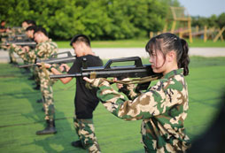 青少年參加軍事夏令營有什么活動？