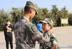 秦嶺中學(xué)生軍事夏令營(yíng)教會(huì)孩子如何吃苦