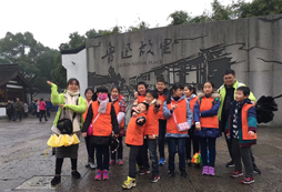 參加親子夏令營(yíng)活動(dòng)感受運(yùn)動(dòng)帶來(lái)的樂(lè)趣