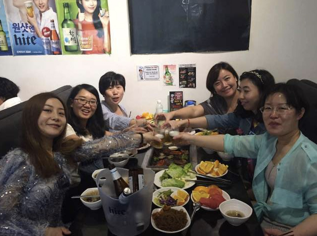 親子夏令營-聚會(huì)的家長(zhǎng)們