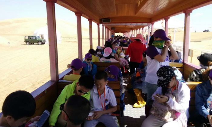 乘坐沙漠沖浪車前往沙漠腹地