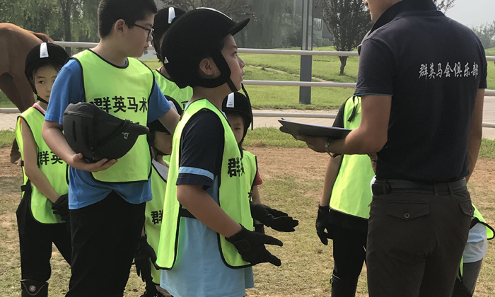 聆聽教練對于騎馬的講解