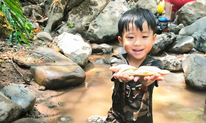 抓到小魚了