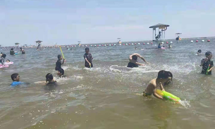 在海里玩耍