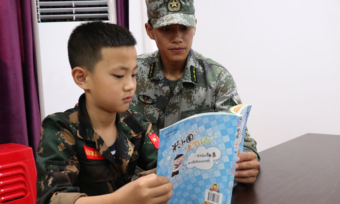 和教官一起看書
