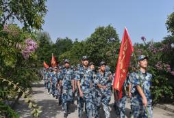 參加陜西軍事夏令營(yíng)練就軍營(yíng)男子漢！