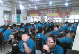 參加青島小學(xué)生夏令營(yíng)使孩子的好奇心得到滿足