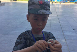 聊城附近中小學(xué)生假期軍事化夏令營特色